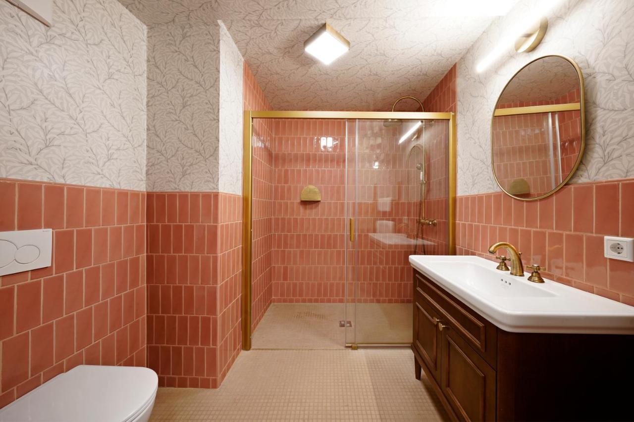 Großes Zimmer mit Badewanne
